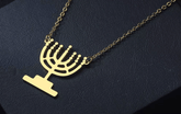 Collier pendentif Ménorah doré – Symbole de lumière et d’espoir mamansansnotice