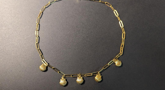 Découvrez le collier à breloques "Coquillages" : Élégance et symbolisme pour votre été