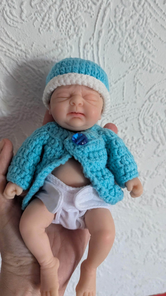 Découvrez Léo le bébé reborn en silicone miniature