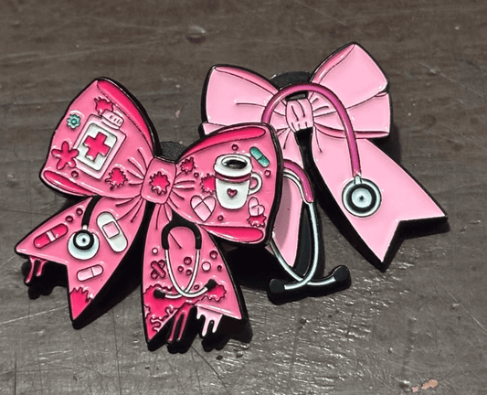 Duo de pin’s « Infirmière au grand cœur » : un hommage stylé au personnel soignant