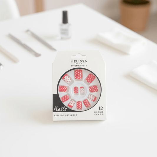 Les faux ongles auto-adhésifs Petits Pois rouges et blancs : la manucure express qui fait craquer toutes les mamans