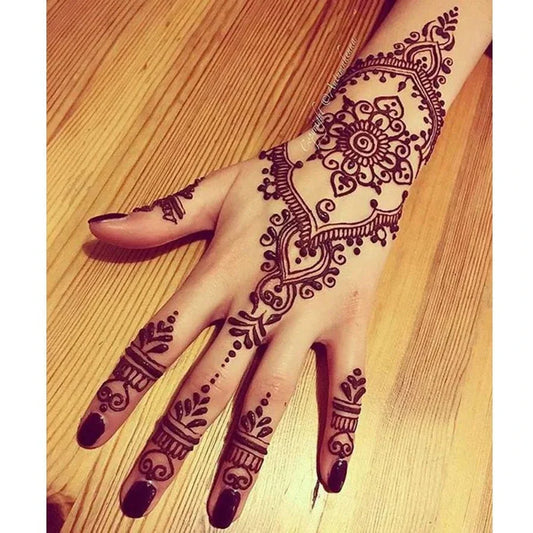 Le tatouage au henné : une touche de douceur et de sens