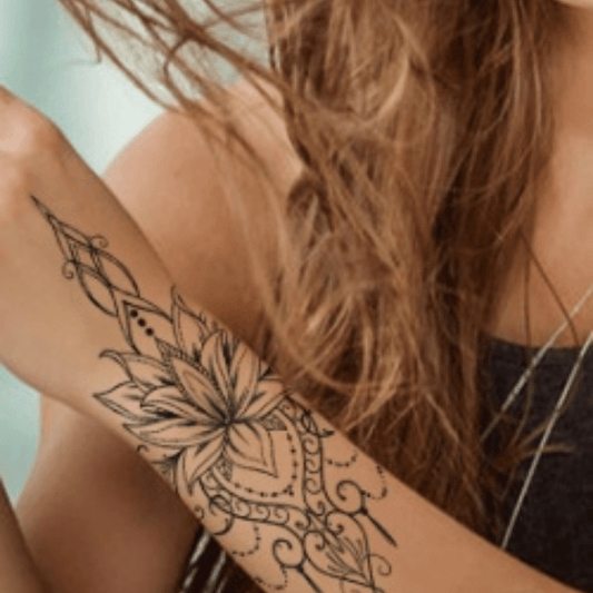 Tatouages éphémères : l'art de s'exprimer pour un moment l'été ou toute l'année