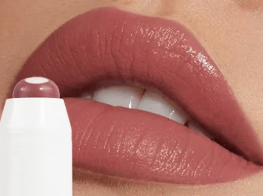 Un teint de naturel, un fini longue tenue : focus sur le Rouge à lèvres nude waterproof 2-en-1