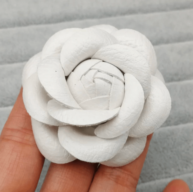 Broche fleur blanche en cuir maman sans notice