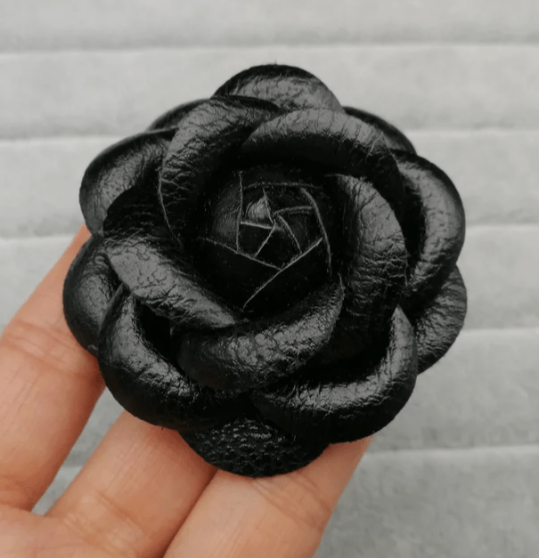 Broche fleur noire en cuir maman sans notice