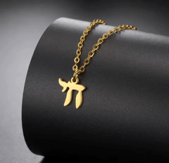 Collier avec pendentif Chai hébreu vie et protection mamansansnotice
