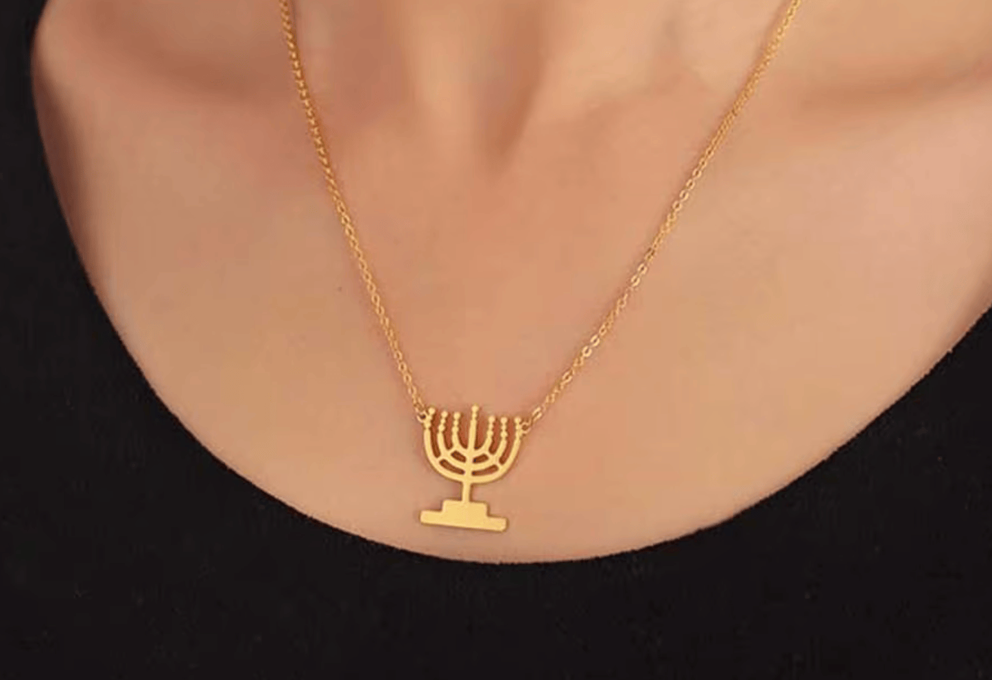 Collier pendentif Ménorah doré – Symbole de lumière et d’espoir mamansansnotice
