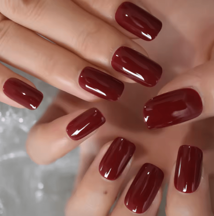 Faux ongles Love couleur bordeaux maman sans notice